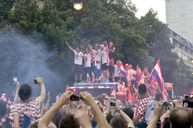 ФУДБАЛЕРИ ХРВАТСКЕ СТИГЛИ У ЗАГРЕБ: Ватрене дочекало 550.000 људи (ФОТО/ВИДЕО)